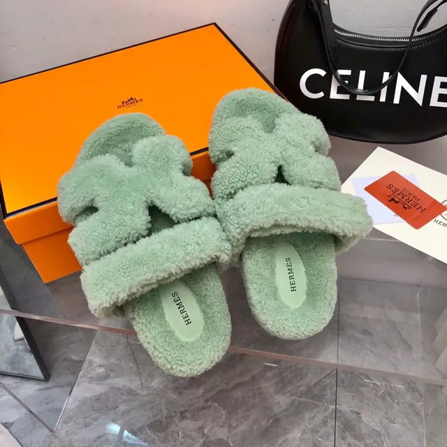 Hermès Oran Green Beige Material peludo tipo shearling correas anchas dobles pantuflas 2