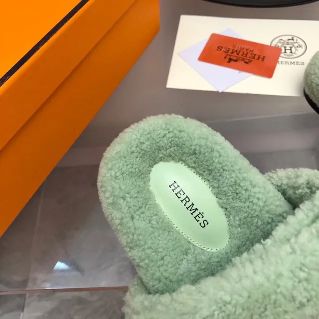 Hermès Oran Green Beige Material peludo tipo shearling correas anchas dobles pantuflas 3