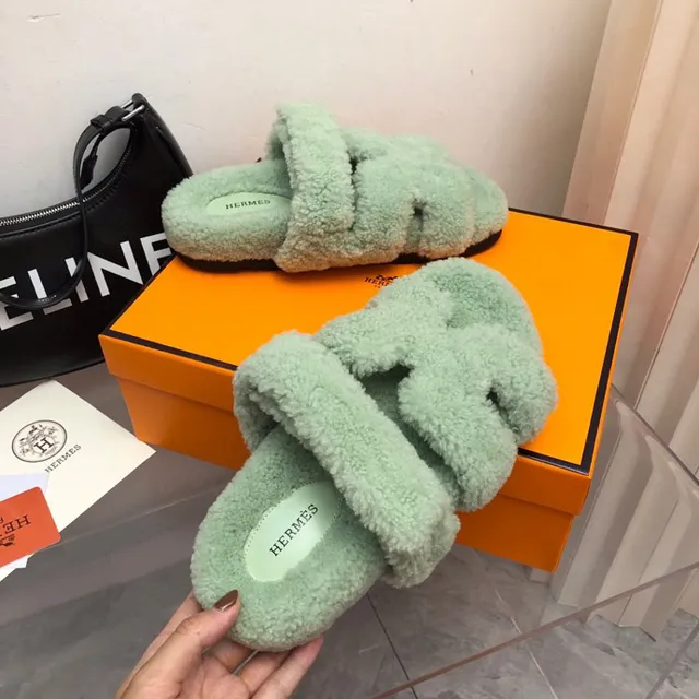 Hermès Oran Green Beige Material peludo tipo shearling correas anchas dobles pantuflas 4