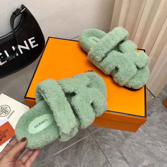 Hermès Oran Green Beige Material peludo tipo shearling correas anchas dobles pantuflas 5