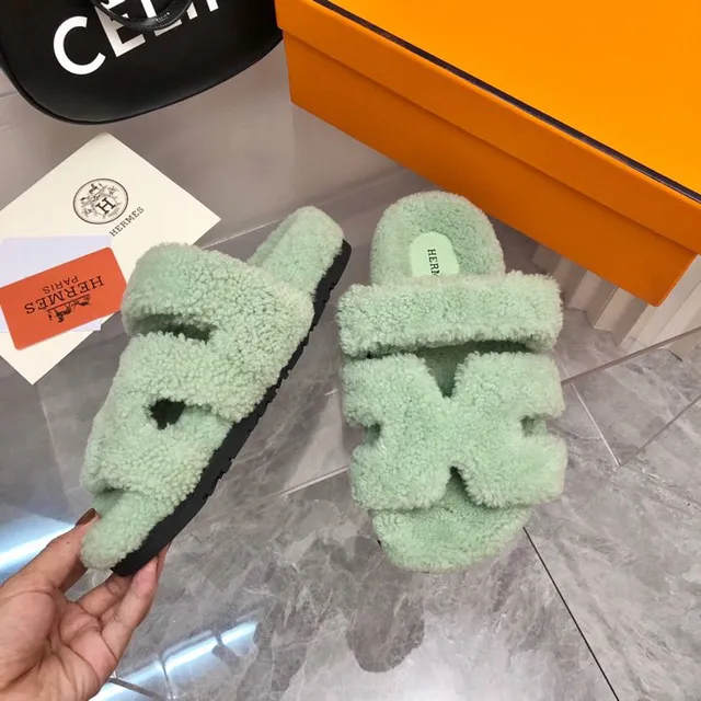 Hermès Oran Green Beige Material peludo tipo shearling correas anchas dobles pantuflas 6
