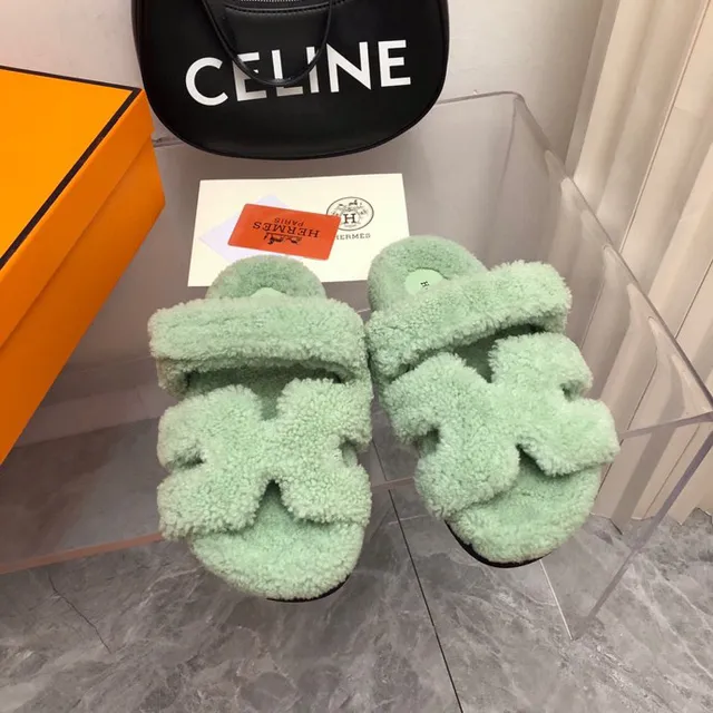 Hermès Oran Green Beige Material peludo tipo shearling correas anchas dobles pantuflas 9