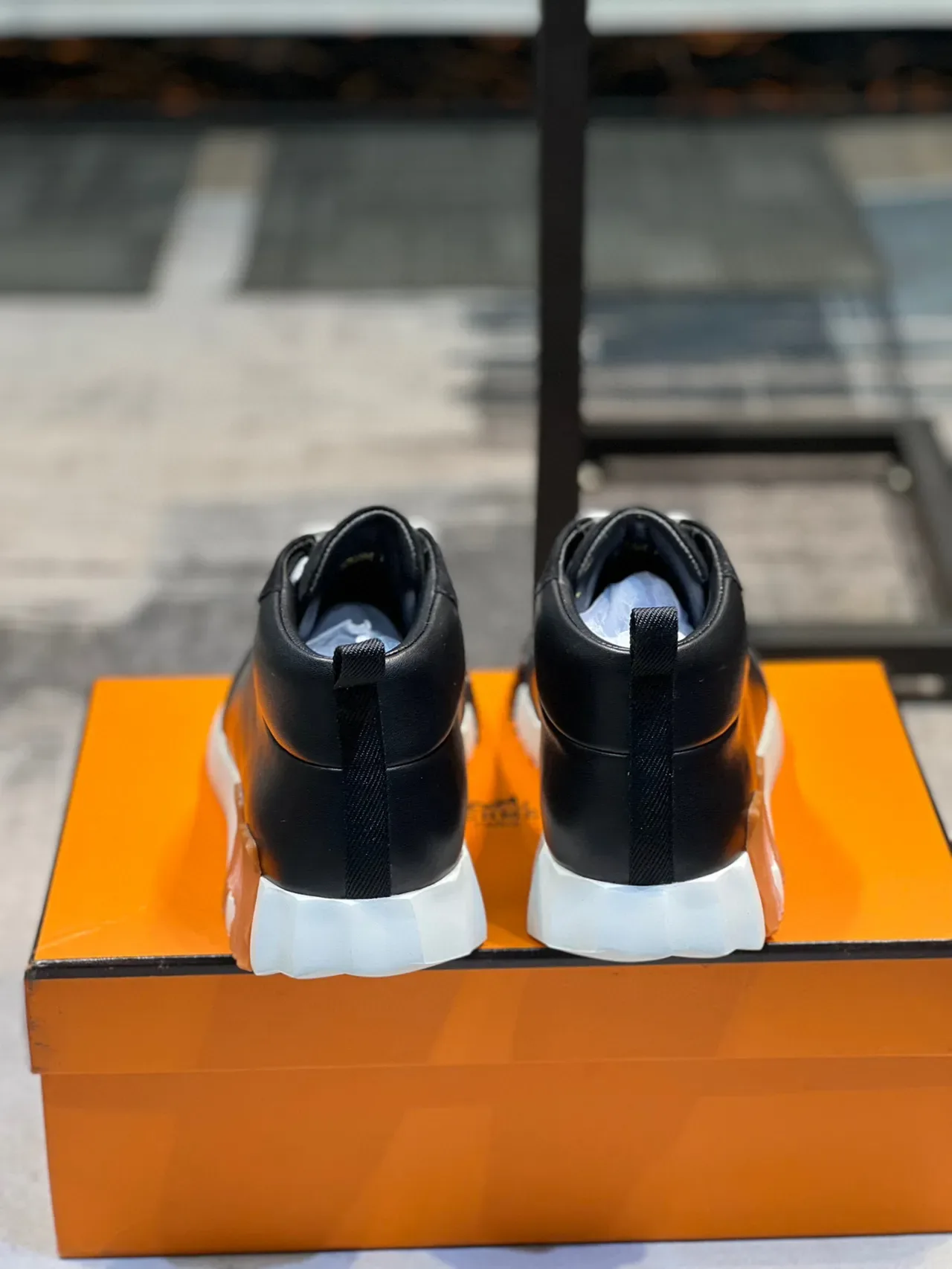 Hermès Oran Sneaker 黑色白色橙色生活方式运动鞋 3