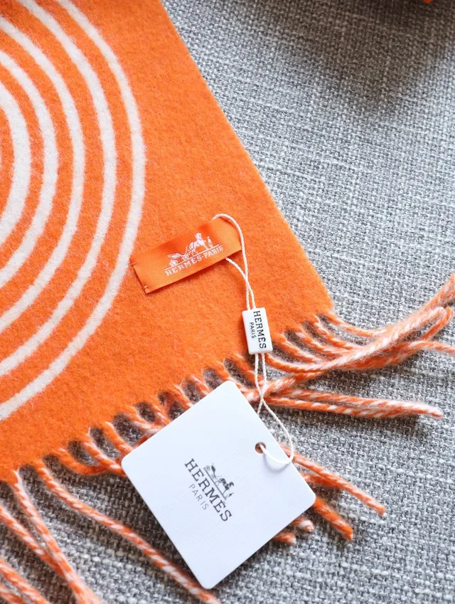 Hermès Écharpe de cachemire à rayures ondulées orange et blanche 5