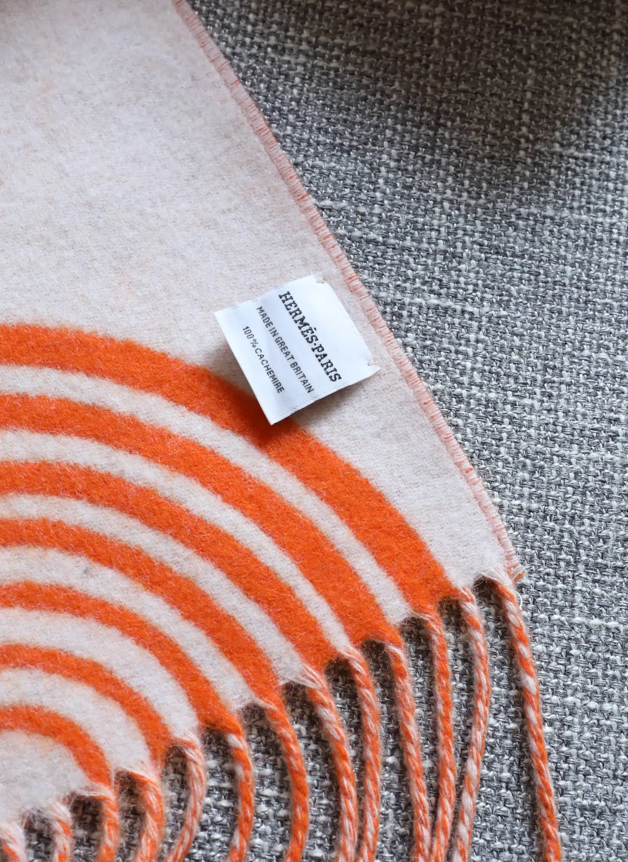 Hermès Écharpe de cachemire à rayures ondulées orange et blanche 9