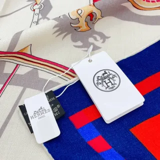 Hermès Motif Équestre Imprimé Crème Bleu Rouge Écharpe de Soie