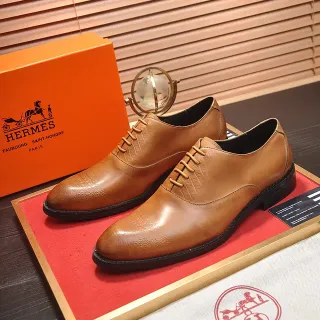 Hermès Chaussures Oxford à bout cap avec embossage crocodile en couleur tan