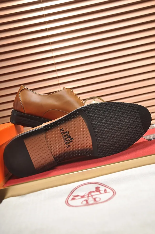 Hermès Tan Crocodile-Embossed Cap Toe Oxford Shoes 3
