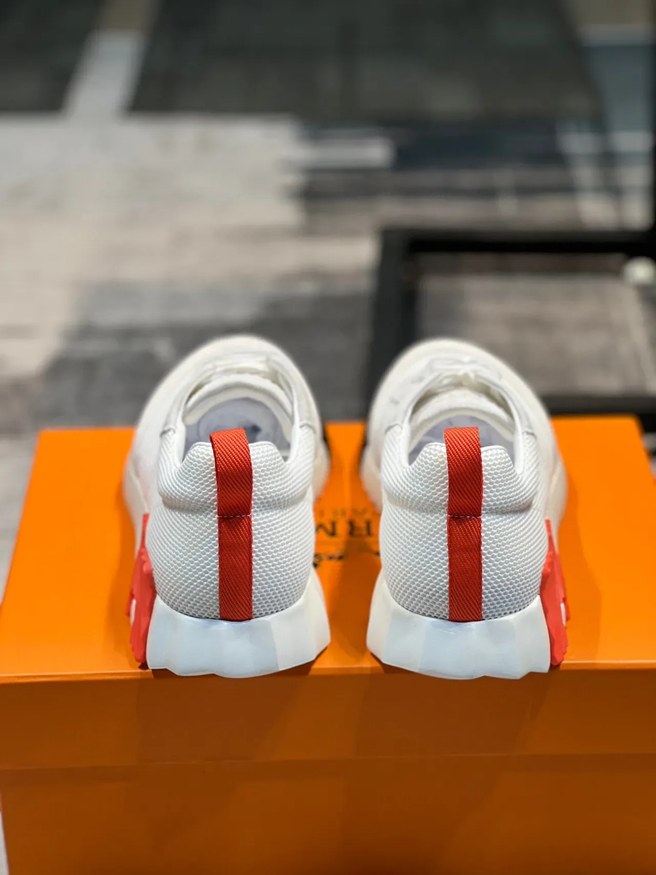 Hermès Branco Laranja Malha e Camurça Superior Esculpida Rugosa Mediola Sneakers Lifestyle 2