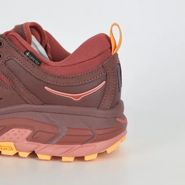 Hoka Speedgoat बर्गंडी नारंगी मोटी परफोरेटेड सुड-मेश अपर रनिंग जूते 4