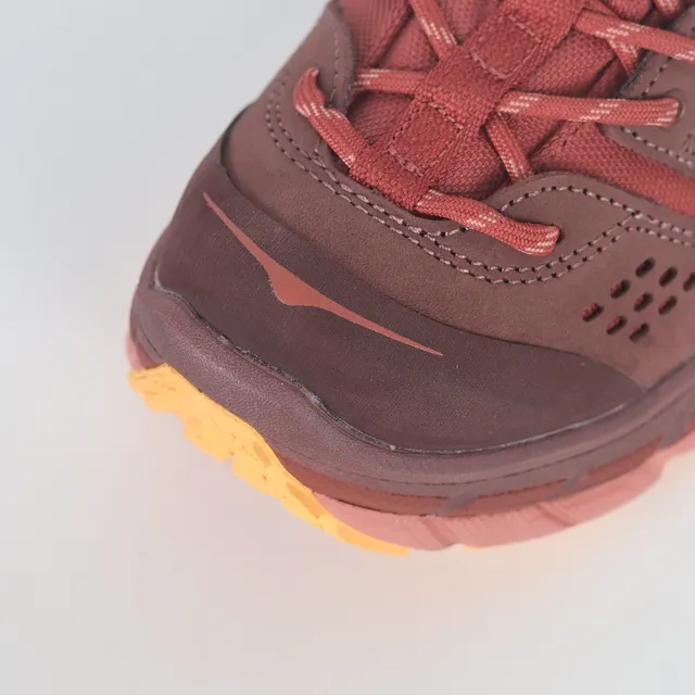 Hoka Speedgoat बर्गंडी नारंगी मोटी परफोरेटेड सुड-मेश अपर रनिंग जूते 5