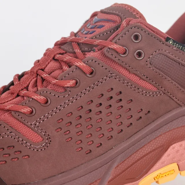 Hoka Speedgoat बर्गंडी नारंगी मोटी परफोरेटेड सुड-मेश अपर रनिंग जूते 6