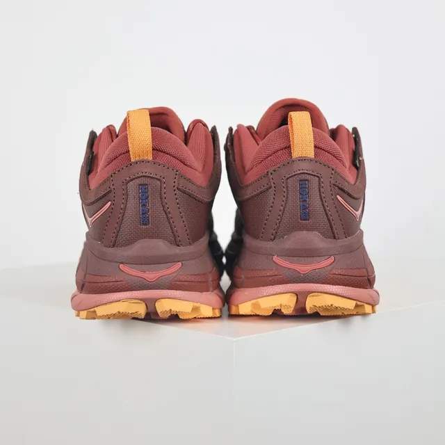 Hoka Speedgoat बर्गंडी नारंगी मोटी परफोरेटेड सुड-मेश अपर रनिंग जूते 8