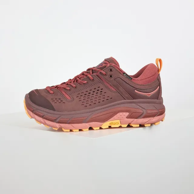 Hoka Speedgoat बर्गंडी नारंगी मोटी परफोरेटेड सुड-मेश अपर रनिंग जूते 9