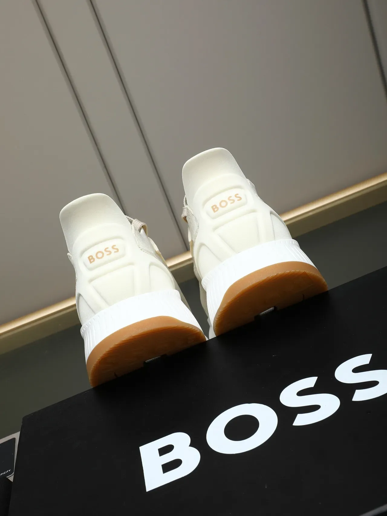 Hugo Boss বেইজ বাদামি বুনন উপর আকৃতিপূর্ণ সাদা মিডসোল স্নিকার্স 3
