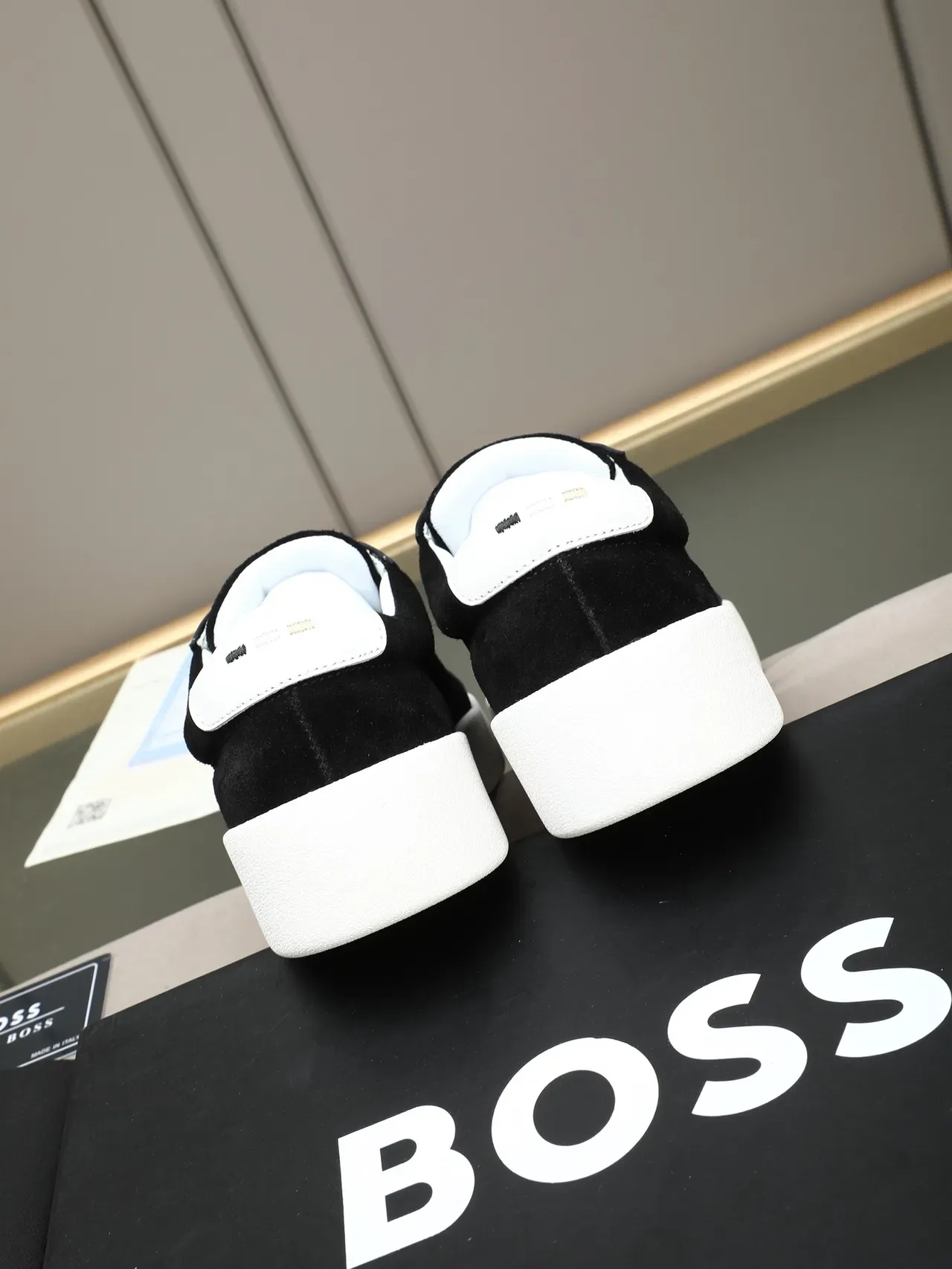 Hugo Boss কালো সুয়েড এবং চামড়া প্ল্যাটফর্ম স্নিকার 4