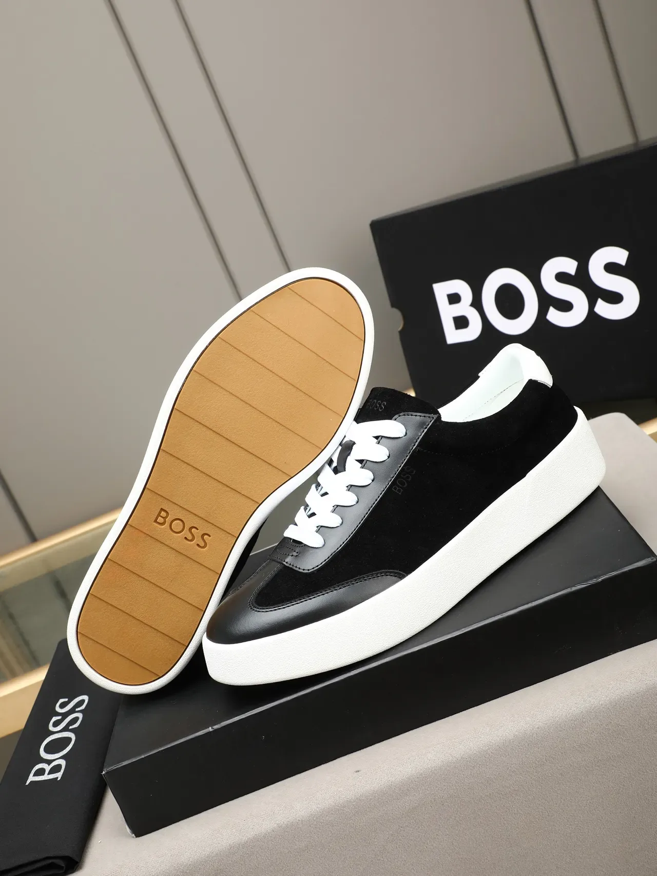 Hugo Boss কালো সুয়েড এবং চামড়া প্ল্যাটফর্ম স্নিকার 5
