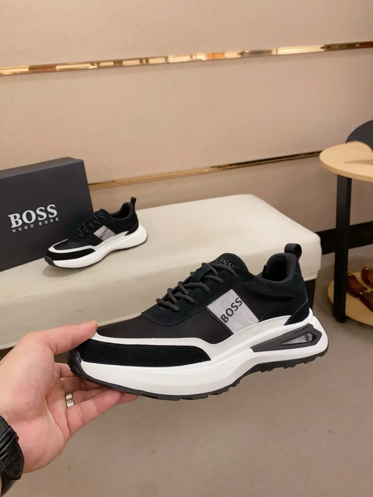 Hugo Boss أسود أبيض قاعدة سميكة مواد مختلطة علوية حذاء رياضي أسلوب حياة 3