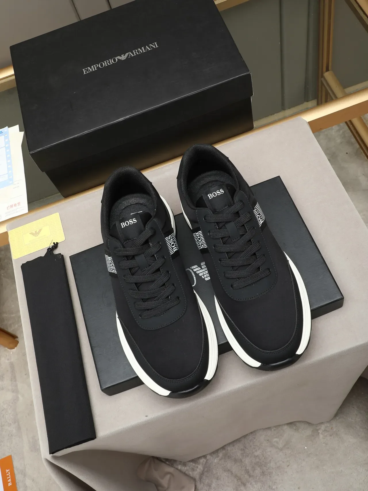 Hugo Boss أسود أبيض أعلى اصطناعي متعارض وسط قاعدة حذاء رياضي 2