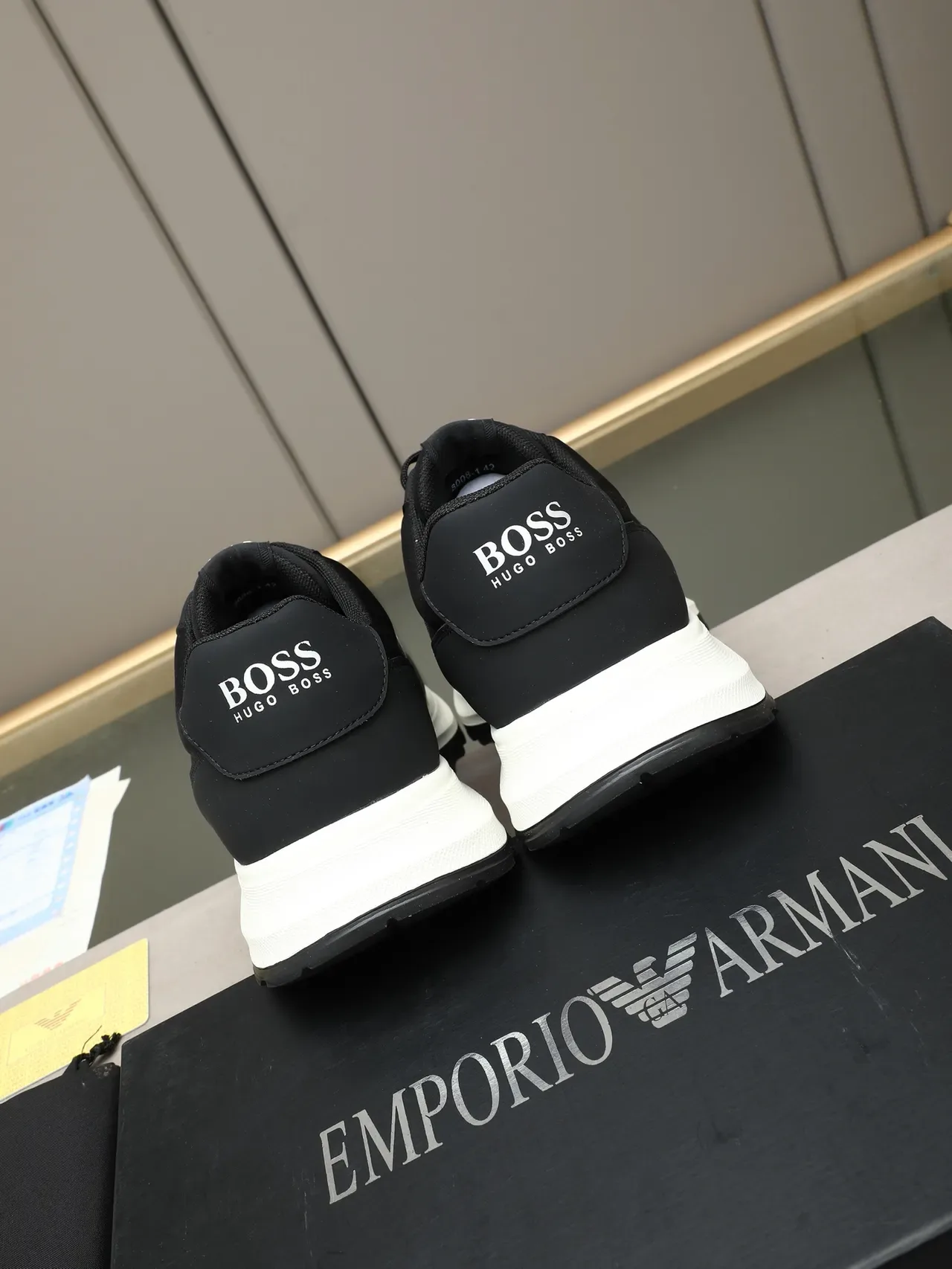 Hugo Boss أسود أبيض أعلى اصطناعي متعارض وسط قاعدة حذاء رياضي 3