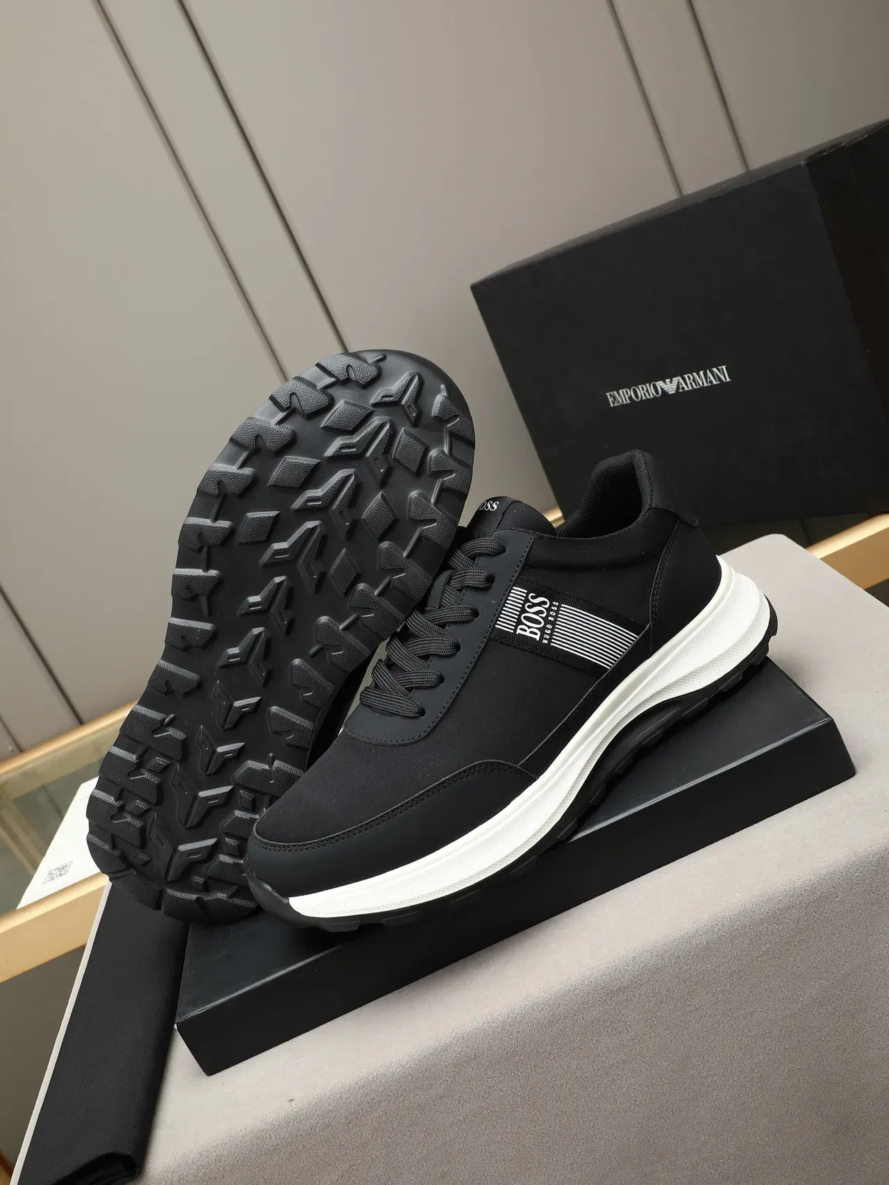 Hugo Boss أسود أبيض أعلى اصطناعي متعارض وسط قاعدة حذاء رياضي 4