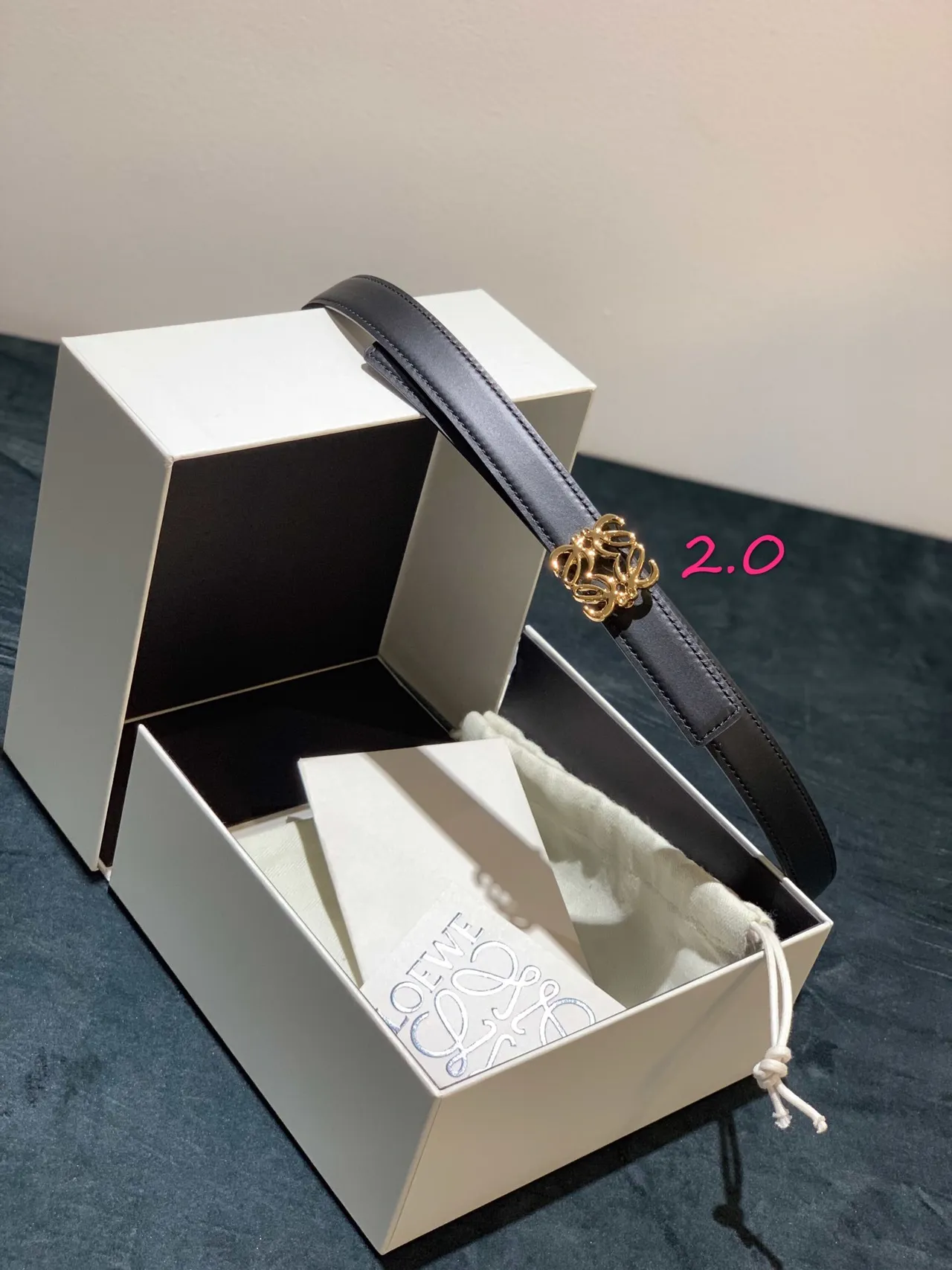 Loewe Anagram কালো সোনার পাতলা বাকল চামড়ার বেল্ট 9