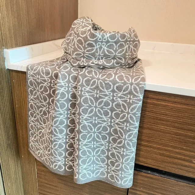 Loewe Anagram Motif Écharpe en Cachemire 6