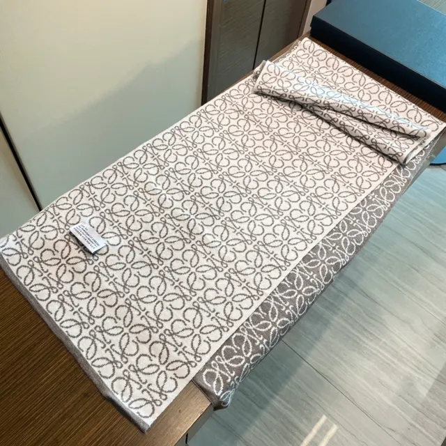 Loewe Anagram Motif Écharpe en Cachemire 9