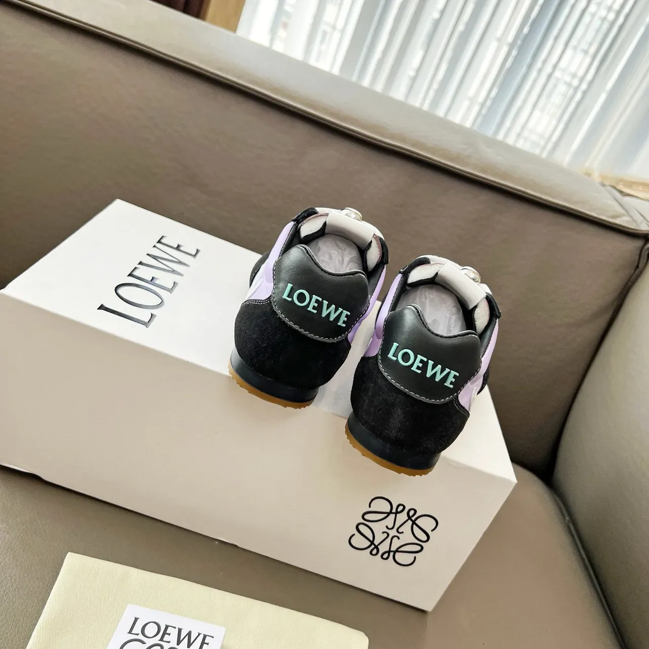 Loewe Flow Runner काले बैंगनी नक्काशीदार Gum Toe विपरीत लैवेंडर पैनल्स लाइफस्टाइल स्नीकर 2