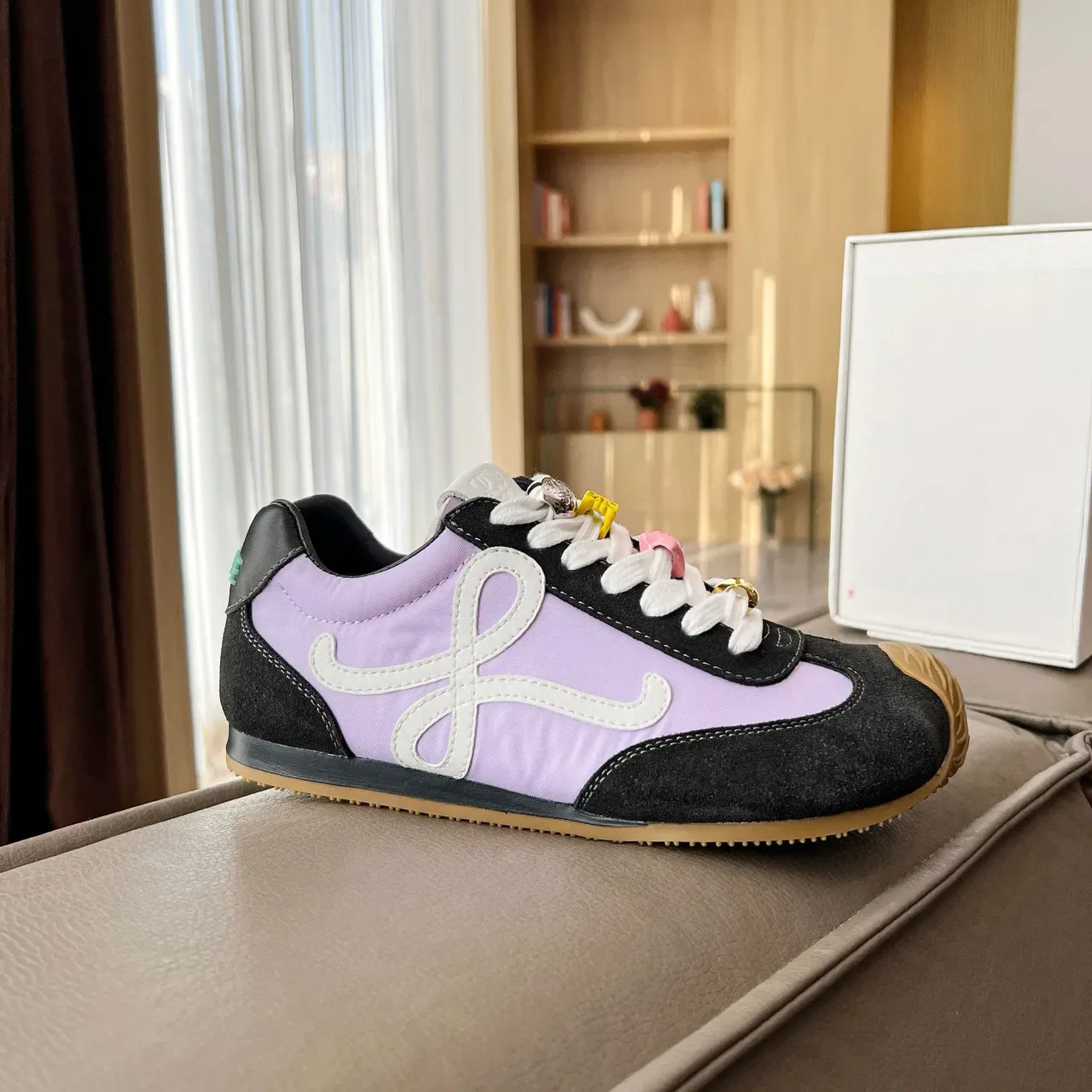 Loewe Flow Runner काले बैंगनी नक्काशीदार Gum Toe विपरीत लैवेंडर पैनल्स लाइफस्टाइल स्नीकर 3