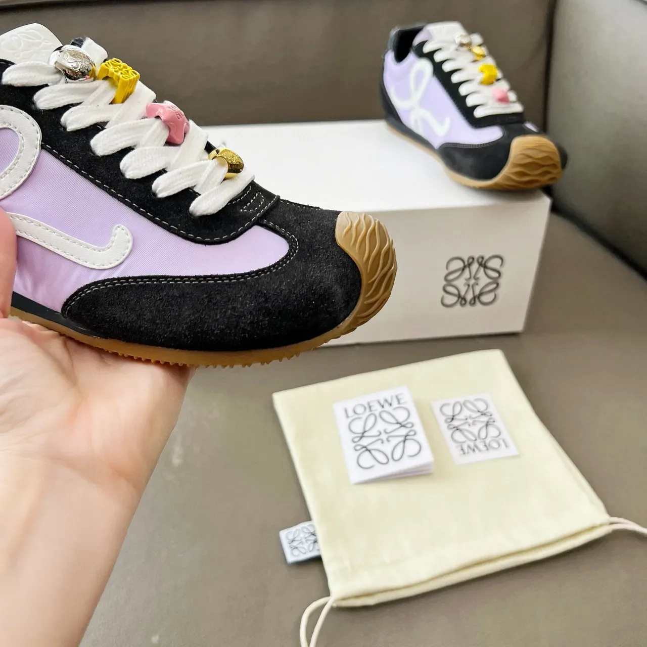 Loewe Flow Runner काले बैंगनी नक्काशीदार Gum Toe विपरीत लैवेंडर पैनल्स लाइफस्टाइल स्नीकर 4