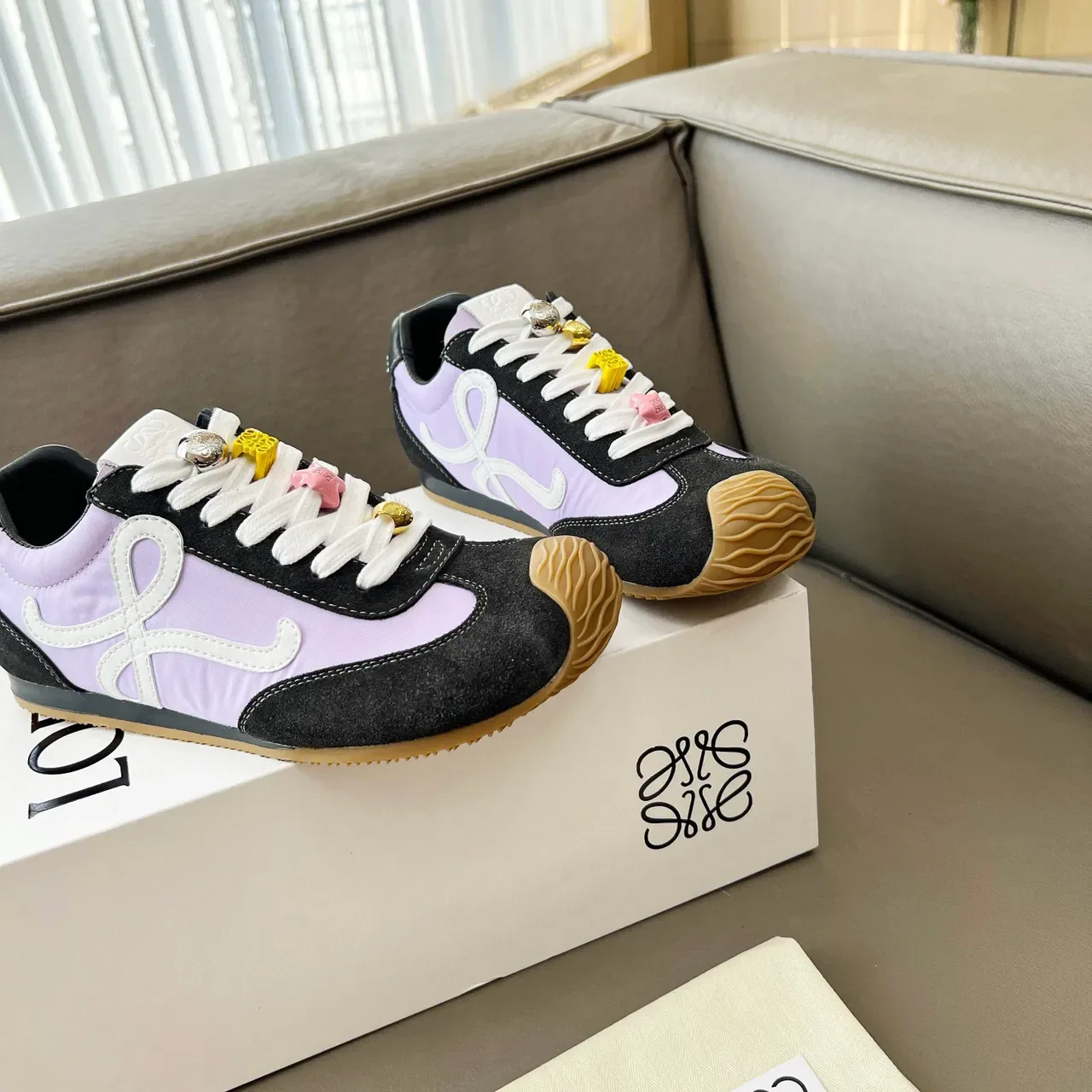 Loewe Flow Runner काले बैंगनी नक्काशीदार Gum Toe विपरीत लैवेंडर पैनल्स लाइफस्टाइल स्नीकर 5
