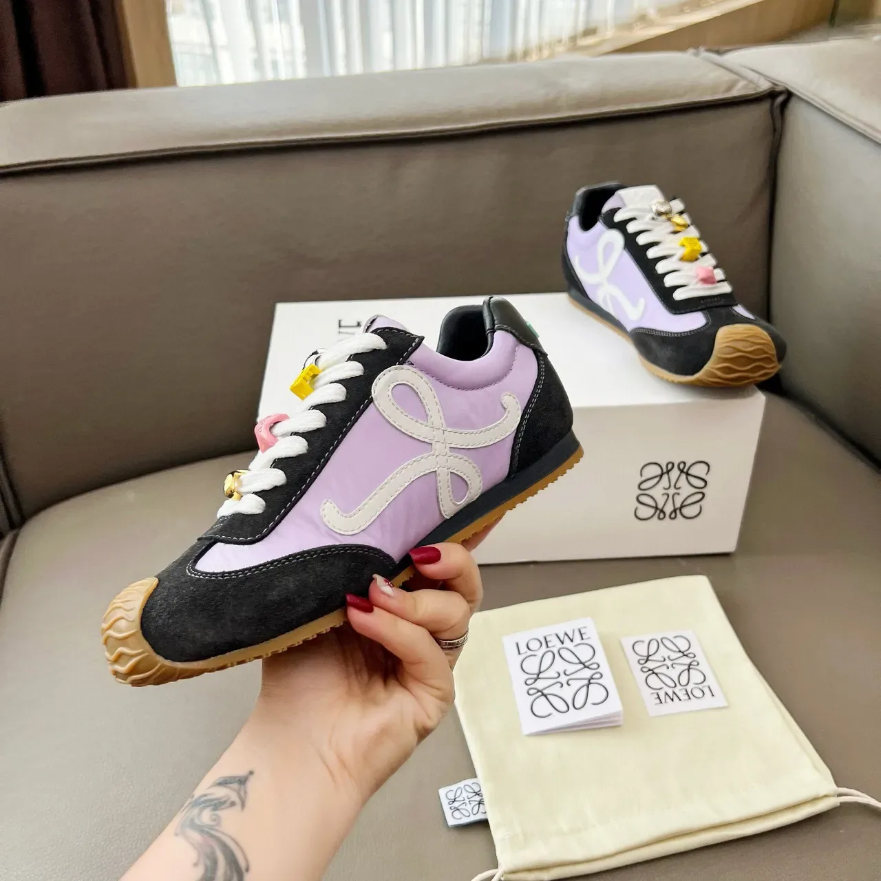 Loewe Flow Runner काले बैंगनी नक्काशीदार Gum Toe विपरीत लैवेंडर पैनल्स लाइफस्टाइल स्नीकर 6