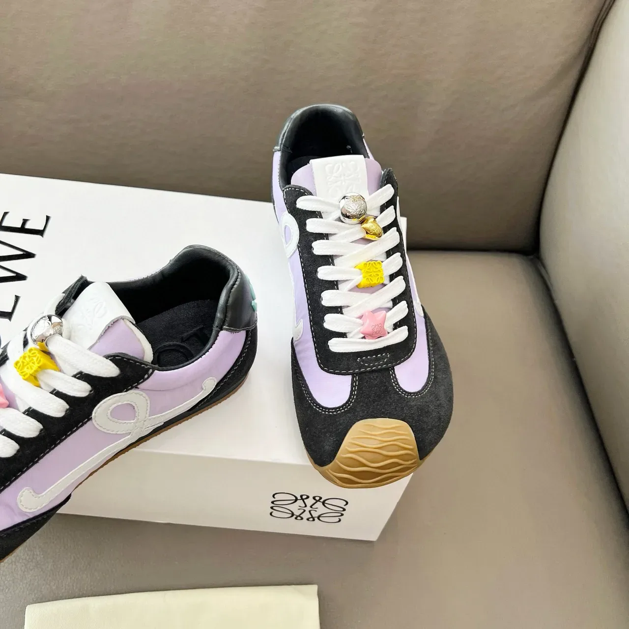 Loewe Flow Runner काले बैंगनी नक्काशीदार Gum Toe विपरीत लैवेंडर पैनल्स लाइफस्टाइल स्नीकर 7