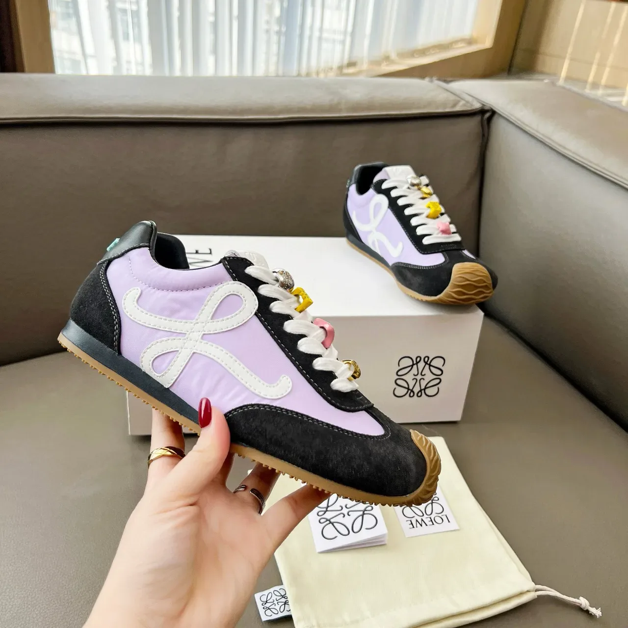 Loewe Flow Runner काले बैंगनी नक्काशीदार Gum Toe विपरीत लैवेंडर पैनल्स लाइफस्टाइल स्नीकर 8