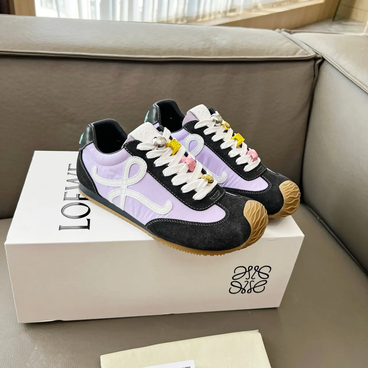 Loewe Flow Runner काले बैंगनी नक्काशीदार Gum Toe विपरीत लैवेंडर पैनल्स लाइफस्टाइल स्नीकर 9