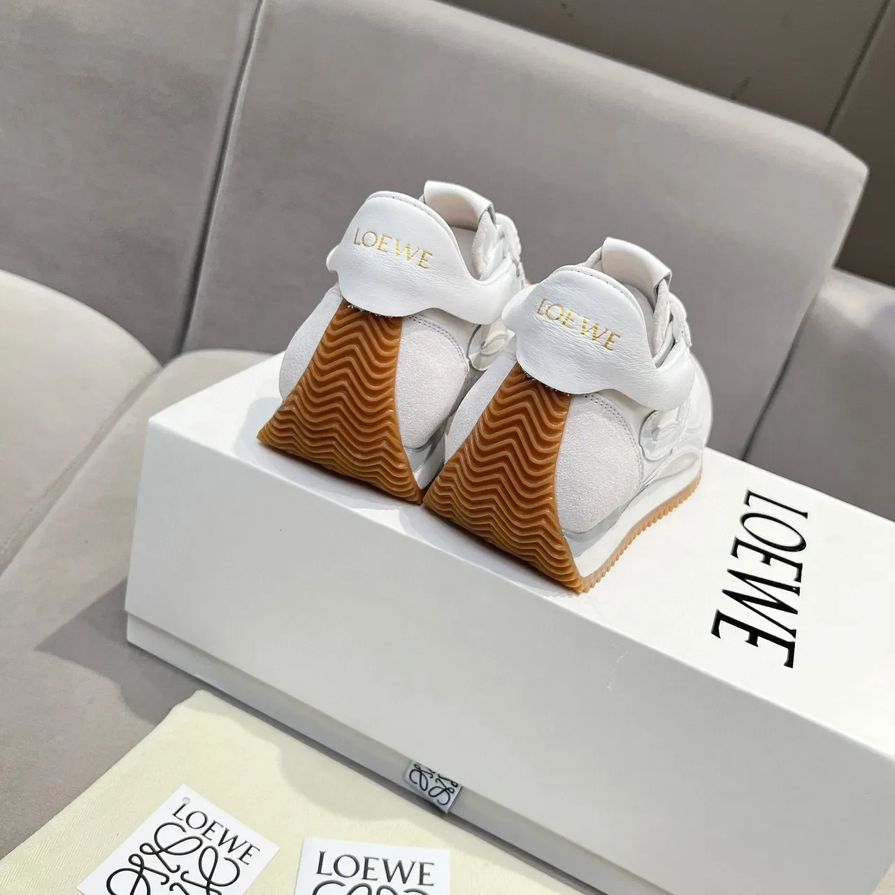 Loewe Branco Bege Low-Top Runner Silhueta Anagram Corte Logo Painel Estilo de Vida Tênis 2