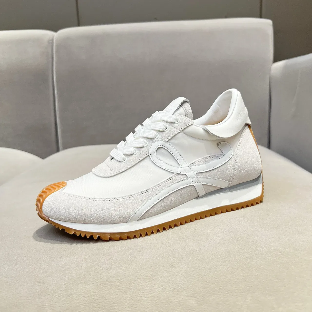 Loewe Branco Bege Low-Top Runner Silhueta Anagram Corte Logo Painel Estilo de Vida Tênis 3