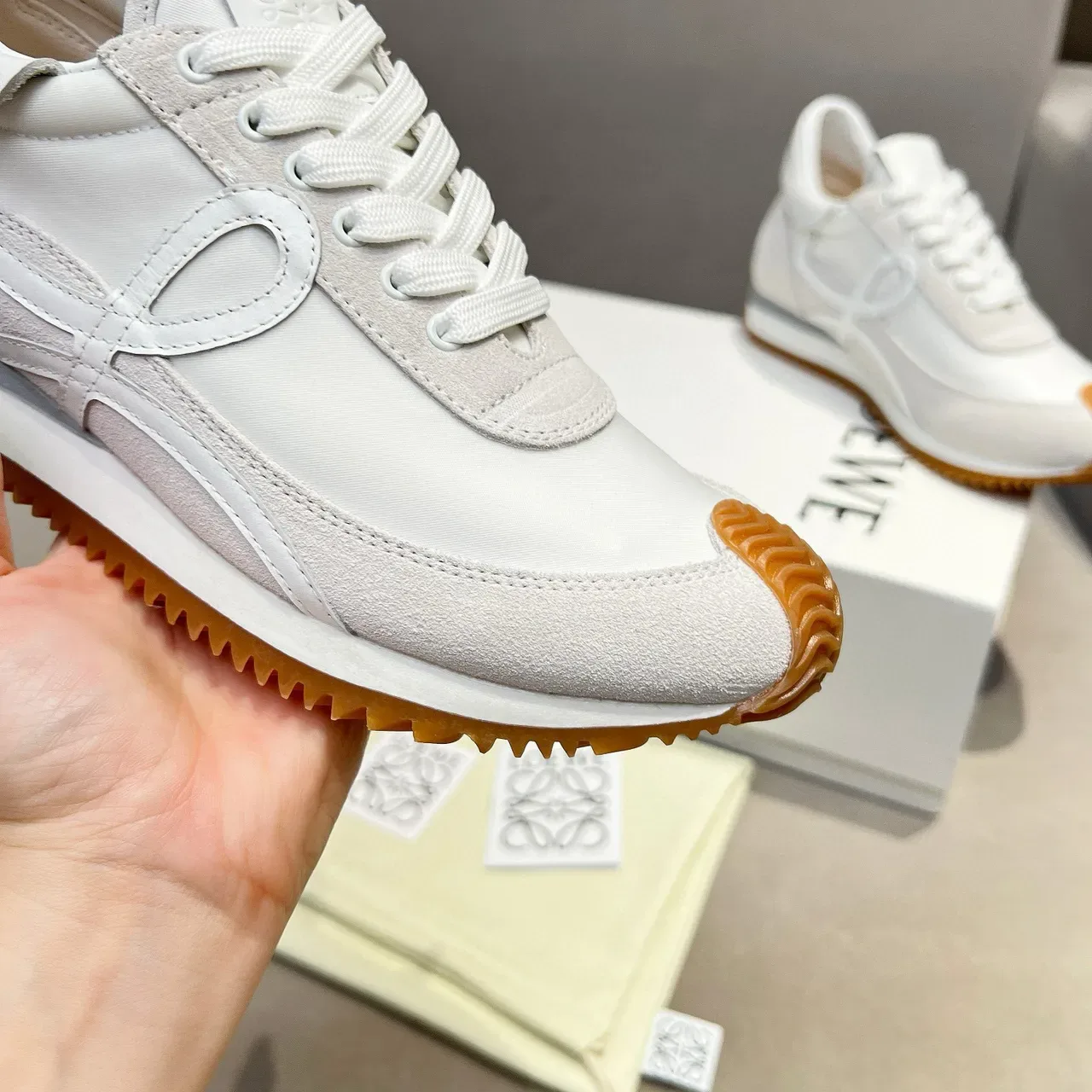 Loewe Branco Bege Low-Top Runner Silhueta Anagram Corte Logo Painel Estilo de Vida Tênis 6