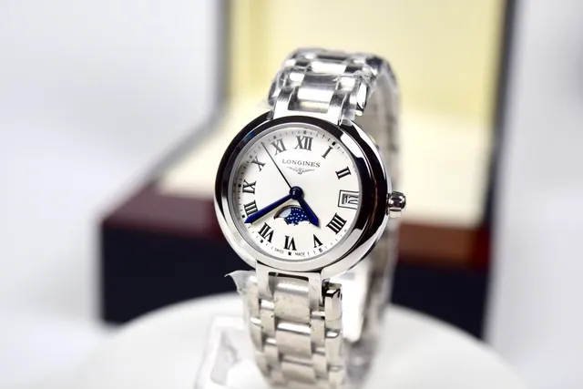 Longines 银白色圆形表壳集成金属表带机械表 2
