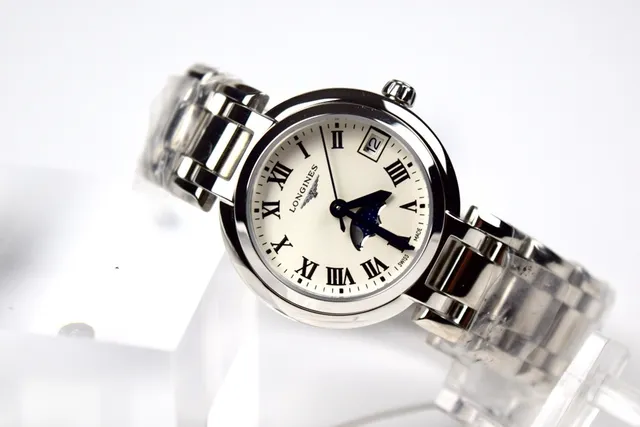 Longines 银白色圆形表壳集成金属表带机械表 8