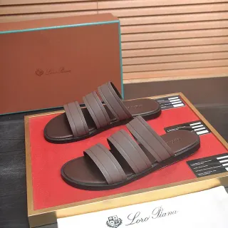 Loro Piana Chinelos castanhos com três tirantes solado moldado