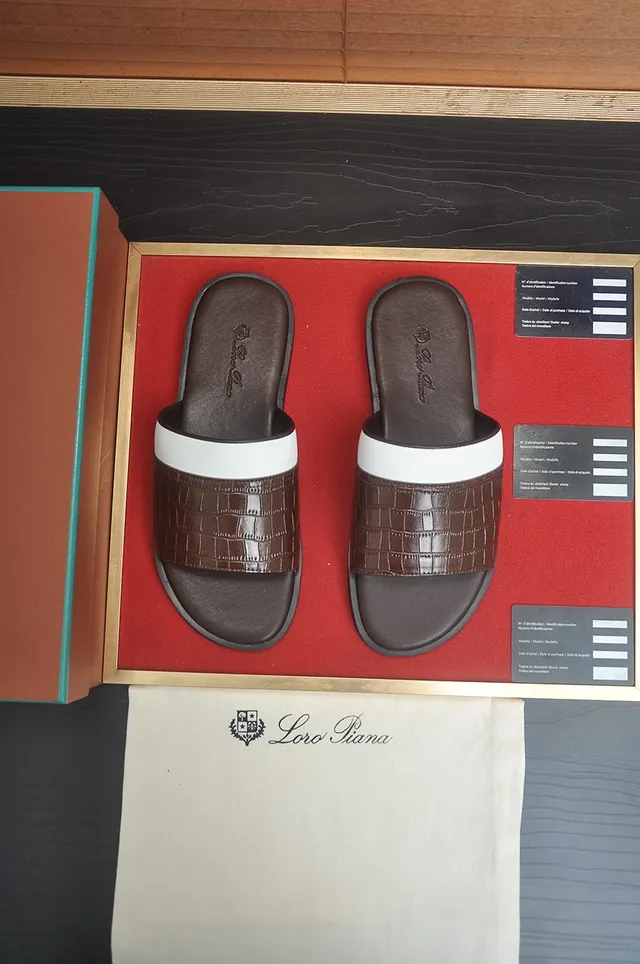 Loro Piana Chinelos com tiras bicolores com embossagem de crocodilo 2
