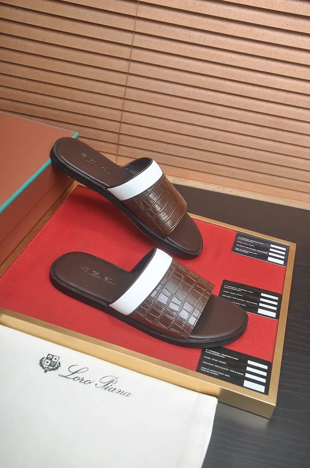 Loro Piana Chinelos com tiras bicolores com embossagem de crocodilo 7