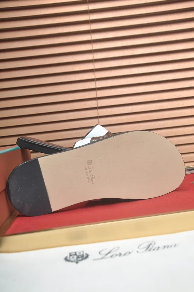 Loro Piana Chinelos com tiras bicolores com embossagem de crocodilo 8