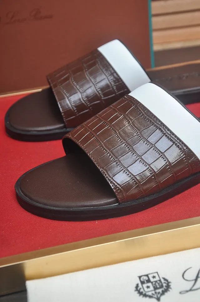 Loro Piana Chinelos com tiras bicolores com embossagem de crocodilo 9