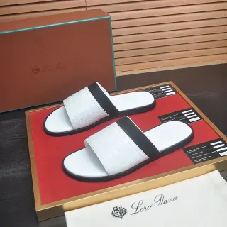 Loro Piana Chinelo de Couro com Embossado de Crocodilo Branco