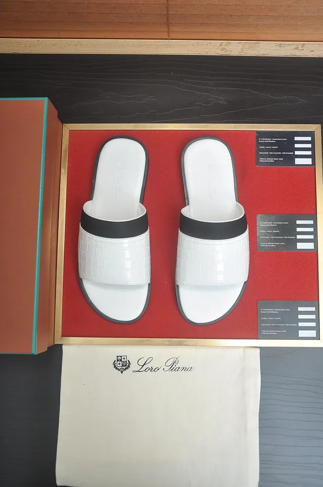 Loro Piana Pantoufle en Cuir Embossé Crocodile Blanc 2