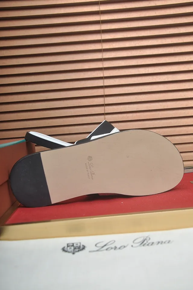 Loro Piana Pantoufle en Cuir Embossé Crocodile Blanc 8