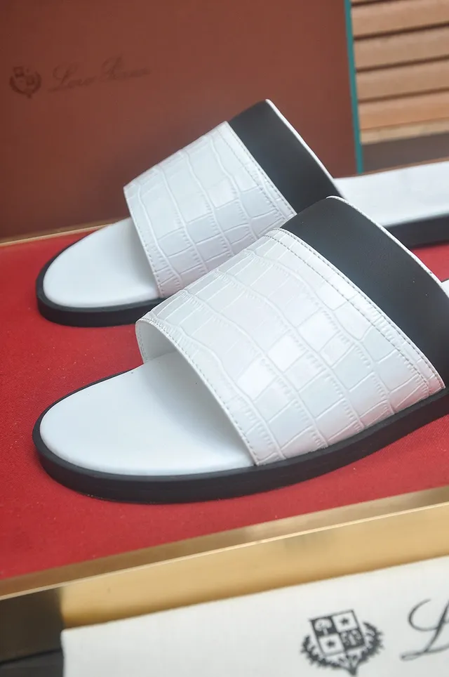 Loro Piana Pantoufle en Cuir Embossé Crocodile Blanc 9